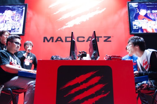 画像集#006のサムネイル/［TGS 2014］新堀Dvs.MCZマゴのまさかの聖戦も勃発。Mad Catzブースで開催された「DEAD OR ALIVE 5 Last Round」イベントフォトレポート