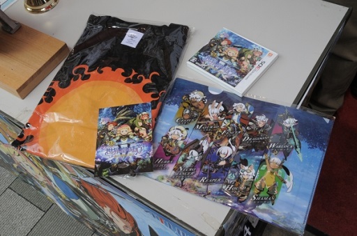 画像集 No.007のサムネイル画像 / 「世界樹の迷宮V」本日限りの発売記念抽選会が東京と大阪で開催中。秋葉原のフードコート「B-1グランプリ食堂」ではオリジナルコースターがもらえるコラボもスタート
