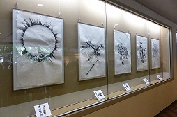 画像集 No.017のサムネイル画像 / 「戦国BASARA」とコラボレーションした特別展「戦国図鑑−Cool Basara Style−」で行われた,墨絵アーティスト西元祐貴氏のライブパフォーマンスをレポート