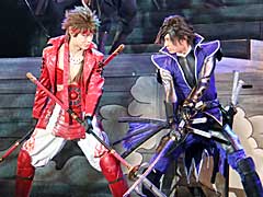 「斬劇『戦国BASARA4 皇』本能寺の変」の公演がスタート。ゲームのアクションを再現すべく,さらにパワーアップした殺陣を確認できたゲネプロの模様をレポート