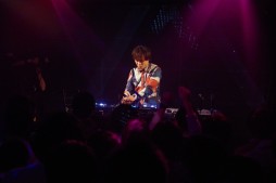 画像集 No.012のサムネイル画像 / 「crossbeats REV. SHARING DJ PARTY -2017 SPRING-」フォトレポート。8名のアーティスト陣が4時間以上にわたり熱いライブを繰り広げる