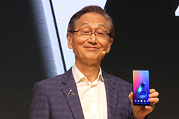 画像集 No.015のサムネイル画像 / ASUS，新型スマートフォン「ZenFone 6」を8月23日発売。180度回転するカメラ「Flip Camera」が見どころだ