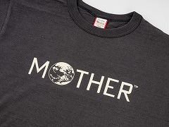 「MOTHER」がアメカジブランド「WAREHOUSE」とコラボ。ゲームのロゴなどを使った長袖Tシャツ2点を11月24日より順次発売