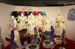 画像集#012のサムネイル/デレマス10周年ライブツアーを振り返る展示会「M@GICALCOLLECTION!!!」,70着以上の衣装が間近で鑑賞できた内覧会をレポート