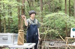 画像集 No.005のサムネイル画像 / 「あんスタ！！」配信番組「CAFE CINNAMON ニキズキッチン」第11回収録現場に潜入レポート。7珍味があんさんぶるしたシークカバブをつくる