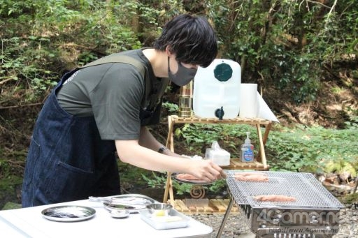 画像集 No.015のサムネイル画像 / 「あんスタ！！」配信番組「CAFE CINNAMON ニキズキッチン」第11回収録現場に潜入レポート。7珍味があんさんぶるしたシークカバブをつくる
