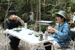画像集 No.024のサムネイル画像 / 「あんスタ！！」配信番組「CAFE CINNAMON ニキズキッチン」第11回収録現場に潜入レポート。7珍味があんさんぶるしたシークカバブをつくる