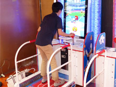 「マリオ&ソニック AT リオオリンピック アーケード エディション(仮称)」のロケテストが実施中。体感型筐体でダイナミックにプレイできる