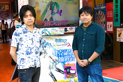 画像集 No.001のサムネイル画像 / 本日発売された「初音ミク -Project DIVA- X HD」の記念抽選会が開催。プロデューサー林 誠司氏とディレクター大坪鉄弥氏の合同インタビューの模様をお届け