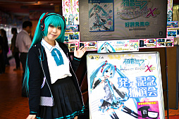 画像集 No.004のサムネイル画像 / 本日発売された「初音ミク -Project DIVA- X HD」の記念抽選会が開催。プロデューサー林 誠司氏とディレクター大坪鉄弥氏の合同インタビューの模様をお届け