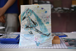 画像集 No.005のサムネイル画像 / 本日発売された「初音ミク -Project DIVA- X HD」の記念抽選会が開催。プロデューサー林 誠司氏とディレクター大坪鉄弥氏の合同インタビューの模様をお届け
