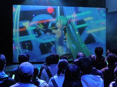「初音ミク -Project DIVA- X」と東京ジョイポリスのコラボイベント「初音ミク -DAIBA de DIVA-」が開催中。初日の模様とコラボ内容を紹介