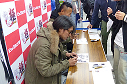 画像集 No.003のサムネイル画像 / 「龍が如く 極」の全国体験会がスタート。名越総合監督＆横山プロデューサーのサイン会の模様や，体験版の内容をお届け