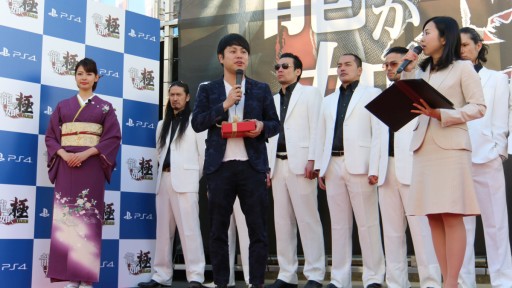 画像集 No.009のサムネイル画像 / PS4×「龍が如く 極」のバレンタインイベントが新宿で開催。「女性からチョコがもらえる」と聞いて駆けつけた，NON STYLE 井上さんを待ち受けていたのは？