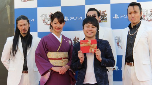 画像集 No.010のサムネイル画像 / PS4×「龍が如く 極」のバレンタインイベントが新宿で開催。「女性からチョコがもらえる」と聞いて駆けつけた，NON STYLE 井上さんを待ち受けていたのは？