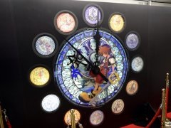 「キングダムハーツ」シリーズ15周年を記念したメモリアルステンドグラスクロックをレポート