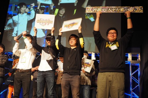 画像集 No.025のサムネイル画像 / 「ガンスリンガー ストラトス3」全国大会「BATTLE ARENA 2016 ReBirth」レポート。ふ〜ど選手率いるチーム「勝ちたがり」が3度目の優勝を飾る