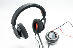画像集 No.002のサムネイル画像 / HW短評:Plantronics「RIG Surround」(2)ユニークな付属サウンドデバイスを見てみる