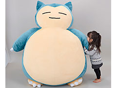 道をふさいでポケモンプレイヤーを困らせた「カビゴン」が,全長約1.5mの巨大クッションに。プレミアムバンダイでの予約受付が本日スタート