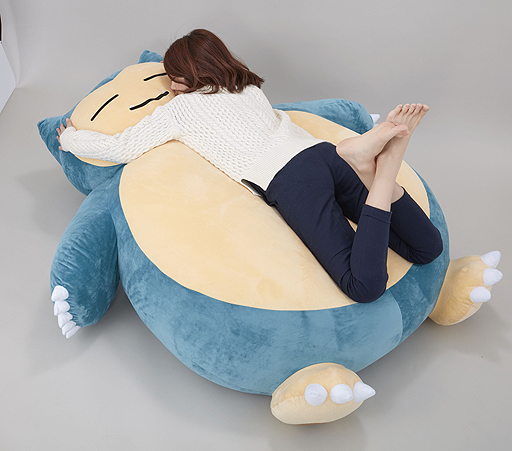 画像集 No.002のサムネイル画像 / 道をふさいでポケモンプレイヤーを困らせた「カビゴン」が，全長約1.5mの巨大クッションに。プレミアムバンダイでの予約受付が本日スタート