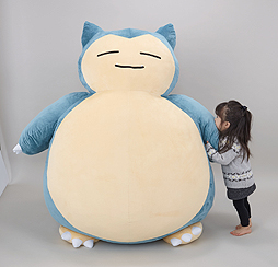 画像集 No.003のサムネイル画像 / 道をふさいでポケモンプレイヤーを困らせた「カビゴン」が，全長約1.5mの巨大クッションに。プレミアムバンダイでの予約受付が本日スタート