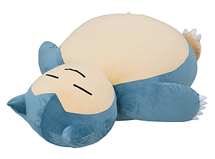 画像集 No.004のサムネイル画像 / 道をふさいでポケモンプレイヤーを困らせた「カビゴン」が，全長約1.5mの巨大クッションに。プレミアムバンダイでの予約受付が本日スタート