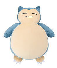 画像集 No.005のサムネイル画像 / 道をふさいでポケモンプレイヤーを困らせた「カビゴン」が，全長約1.5mの巨大クッションに。プレミアムバンダイでの予約受付が本日スタート