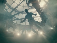 映画「アサシン クリード」の本編映像が公開に。映画版のアニムスは巨大なロボットアームを採用