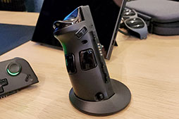画像集 No.014のサムネイル画像 / 8.8インチ液晶+合体ゲームパッド付きの携帯型ゲームPC「Legion Go」を写真でチェック。今までにない機能や特徴に要注目だ