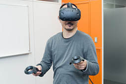 画像集 No.005のサムネイル画像 / 徳岡正肇の これをやるしかない！：VR空間内を歩き回れる夢のシステム「HTC Vive」が持つ可能性と課題について考える