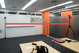 画像集 No.006のサムネイル画像 / 徳岡正肇の これをやるしかない！：VR空間内を歩き回れる夢のシステム「HTC Vive」が持つ可能性と課題について考える