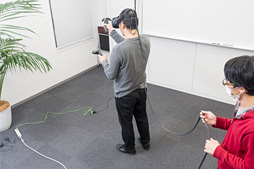 画像集 No.051のサムネイル画像 / 徳岡正肇の これをやるしかない！：VR空間内を歩き回れる夢のシステム「HTC Vive」が持つ可能性と課題について考える
