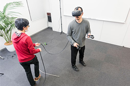 画像集 No.077のサムネイル画像 / 徳岡正肇の これをやるしかない！：VR空間内を歩き回れる夢のシステム「HTC Vive」が持つ可能性と課題について考える