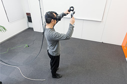 画像集 No.085のサムネイル画像 / 徳岡正肇の これをやるしかない！：VR空間内を歩き回れる夢のシステム「HTC Vive」が持つ可能性と課題について考える