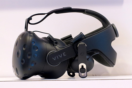 画像集 No.004のサムネイル画像 / ［CES 2017］HTC，現実の物体に取り付けて使うVive用のモーショントラッカーや専用ヘッドフォンを発表。VRアプリの定額遊び放題サービスなども