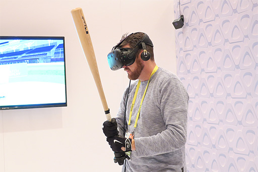 画像集 No.006のサムネイル画像 / ［CES 2017］HTC，現実の物体に取り付けて使うVive用のモーショントラッカーや専用ヘッドフォンを発表。VRアプリの定額遊び放題サービスなども