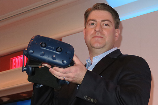 画像集 No.003のサムネイル画像 / ［CES 2018］HTC，解像度が向上した新型VR HMD「Vive Pro」を発表。Viveをワイヤレス化する純正アダプターも