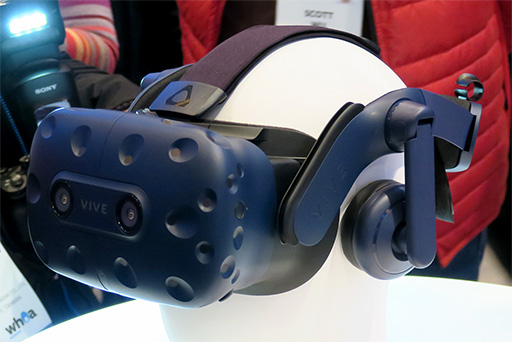 画像集 No.004のサムネイル画像 / ［CES 2018］HTC，解像度が向上した新型VR HMD「Vive Pro」を発表。Viveをワイヤレス化する純正アダプターも