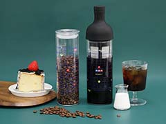 「パックマン」の水出しコーヒーボトルとグラスキャニスターのセットが登場。コーヒーを入れるとゲーム画面が浮かび上がる
