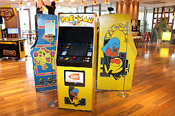 画像集 No.018のサムネイル画像 / 「PAC-MAN GINZA STYLE」が銀座三越でスタート。120種以上の「パックマン」グッズや，貴重なアーケードゲームが夏休みの銀座に大集合