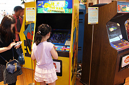 画像集 No.019のサムネイル画像 / 「PAC-MAN GINZA STYLE」が銀座三越でスタート。120種以上の「パックマン」グッズや，貴重なアーケードゲームが夏休みの銀座に大集合