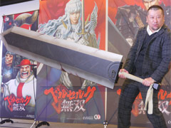 「ベルセルク無双」の完成発表会をレポート。ケンドーコバヤシさんが,自身の演じたバズーソと対決