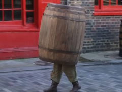 「箱男」ならぬ「樽男」がロンドンの街に出現。「Sea of Thieves」の変装システムにちなんだ実写ムービー公開