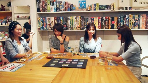 画像集 No.004のサムネイル画像 / 「街コロ」は，果たして合コンにも使えるのか。コラムニスト・犬山紙子さんの進行による“ボドゲ女子会”潜入レポート