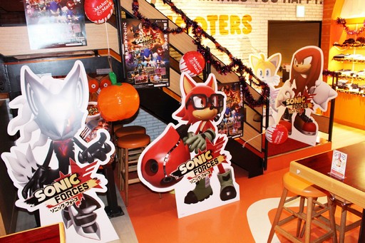 画像集 No.006のサムネイル画像 / 「ソニックフォース」と「HOOTERS」のコラボが本日スタート。ソニックファミリーとHOOTERS GIRLの競演を,チリドッグで楽しもう