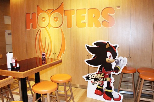 画像集 No.007のサムネイル画像 / 「ソニックフォース」と「HOOTERS」のコラボが本日スタート。ソニックファミリーとHOOTERS GIRLの競演を,チリドッグで楽しもう