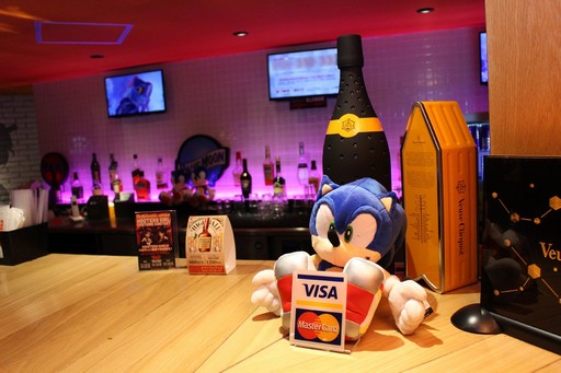 画像集 No.008のサムネイル画像 / 「ソニックフォース」と「HOOTERS」のコラボが本日スタート。ソニックファミリーとHOOTERS GIRLの競演を,チリドッグで楽しもう