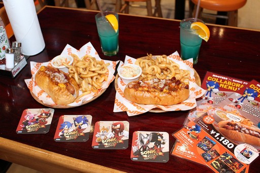 画像集 No.009のサムネイル画像 / 「ソニックフォース」と「HOOTERS」のコラボが本日スタート。ソニックファミリーとHOOTERS GIRLの競演を,チリドッグで楽しもう
