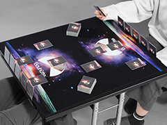 カードを立てて置けるスタンドが付いた対戦カードゲーム用デスク「デュエルデスク」が登場
