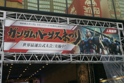画像集 No.002のサムネイル画像 / 「ガンダムバーサスまつりin秋葉原」レポート。新旧プロデューサーが歴代シリーズ作品にまつわるトークを展開